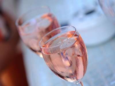 Cho đá vào rượu vang có làm mất đi vị ngon?