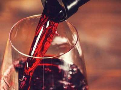 Chữa đau khớp thành công nhờ… rượu vang