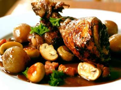 Hướng dẫn nấu gà hầm rượu vang - Món ăn truyền thống của Pháp thơm ngon đúng điệu