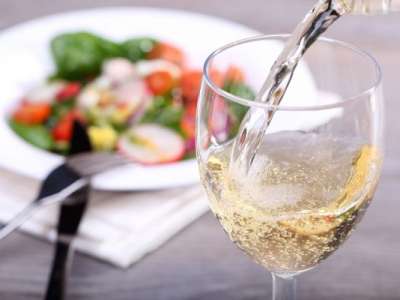 Rượu vang trắng dùng với món gì là hợp nhất?