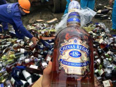 Hà Nội tiêu hủy rượu ngoại, rượu nấu trị giá hơn 1,8 tỷ đồng