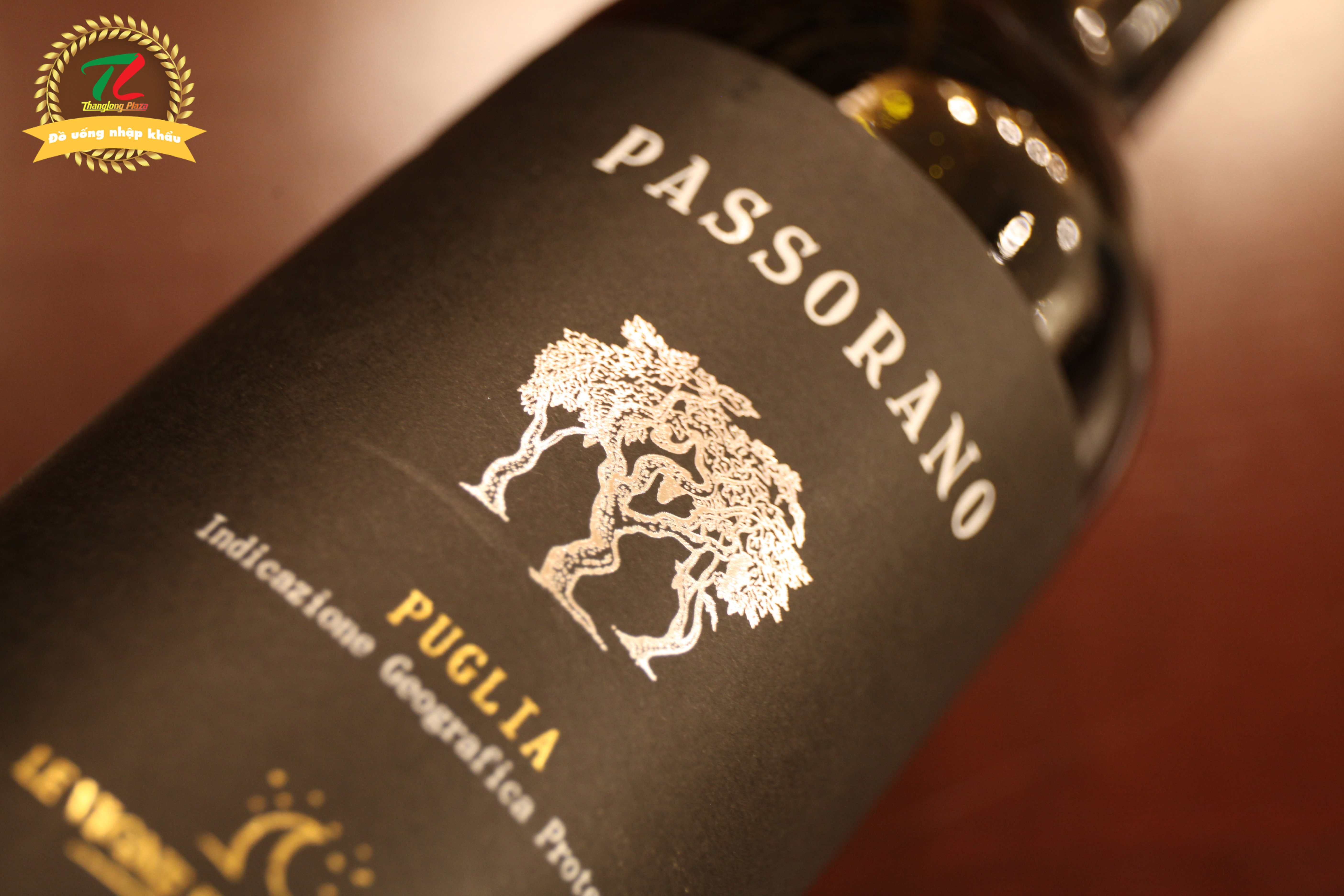 Thiết kế truyền thống của chai vang đỏ chát Passorano