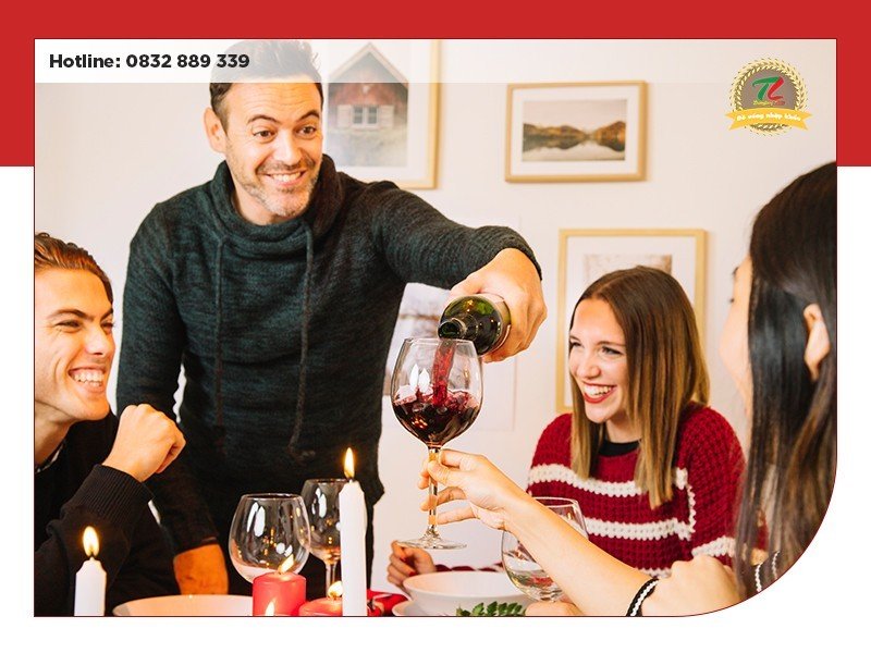 huong dan cach cam ly ruou vang chuan nhu mot nguoi sanh 2