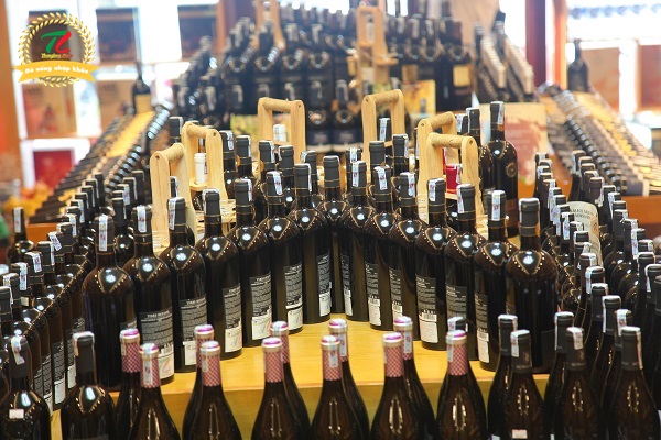 mua ruou vang re tai cau giay