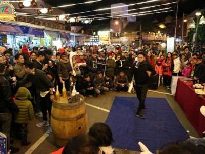 Đêm hội vang Đà Lạt, du khách được uống rượu vang miễn phí