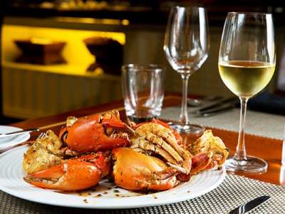 Uống rượu vang trắng kết hợp với đồ ăn gì cho hợp