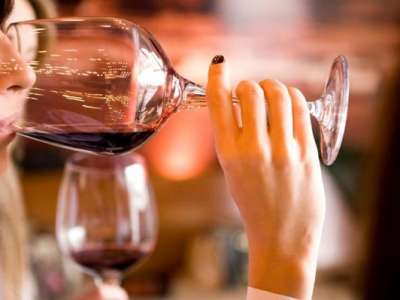 Vì sao rượu vang lại có vị chát?