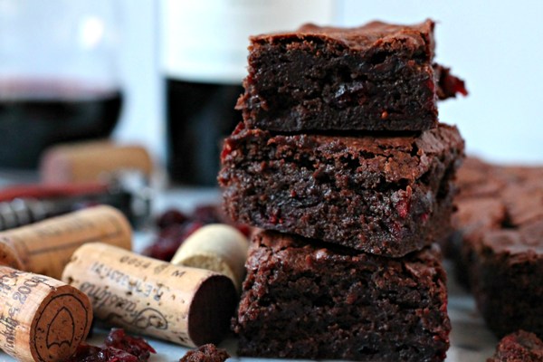 ruou vang co dung kem voi banh ngot duoc khong 2