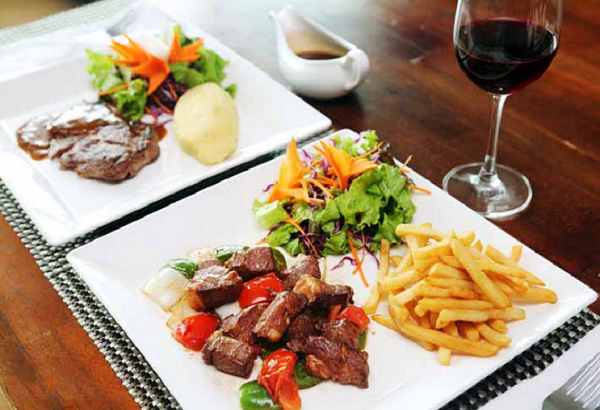 ruou vang co ket hop duoc voi cac mon an viet hay khong