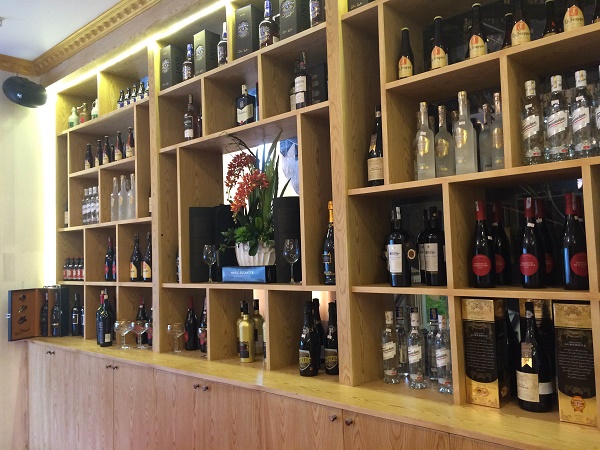một sảnh rượu vang ý tại thăng long plaza